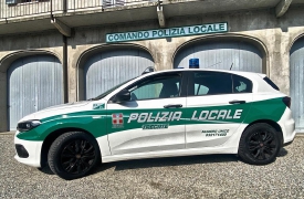 Ingrana la marcia e investe un poliziotto: denunciato