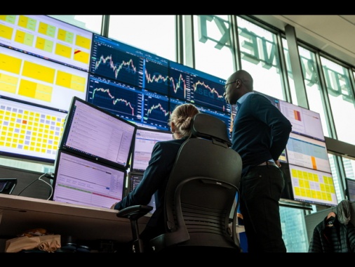 Borsa: Europa consolida rialzo dopo indici Pmi, Milano +0,95%