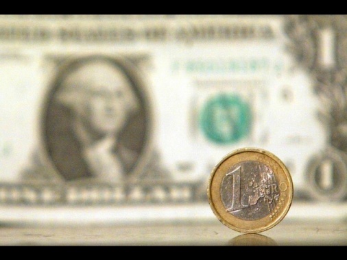 Dollaro in picchiata su altre valute con i dazi di Trump