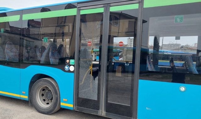 Il bus coi vetri rotti dai sassi