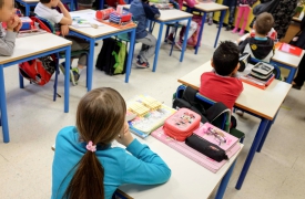 «Violenze psicologiche sui bambini»: 15 famiglie chiedono i danni