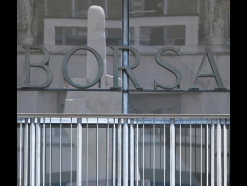 Borsa: Milano amplia il calo (-3%), giù Tenaris e Saipem