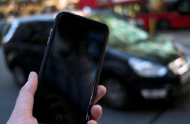 Installa un Gps sull’auto dell‘ex collega: scatta il braccialetto elettronico