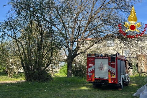 Cede la piattaforma, operai bloccati a 25 metri di altezza