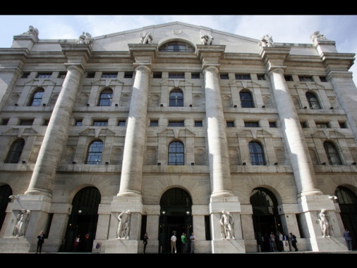 Borsa: Milano scivola rapidamente a -3,5%, banche pesanti