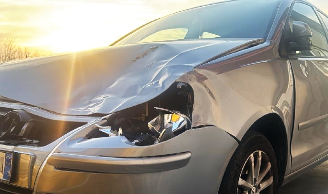L’auto di Patrizia Silloni sul carroattrezzi dopo l’incidente con il cervo lungo via IV Novembre a Uboldo: i danni sono evidenti. Non è raro che le strade della zona siano attraversate da animali anche di grosse dimensioni (Foto Blitz)