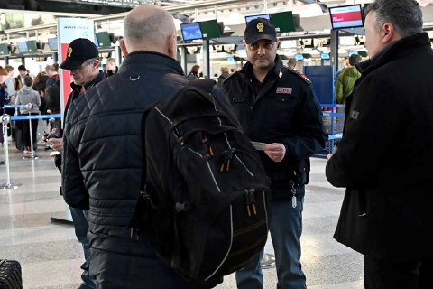 Rubano un Rolex a Malpensa: smascherati dalle telecamere