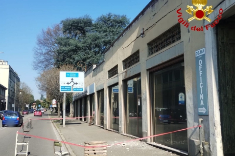 Piovono calcinacci su corso Sempione: pericolo scampato