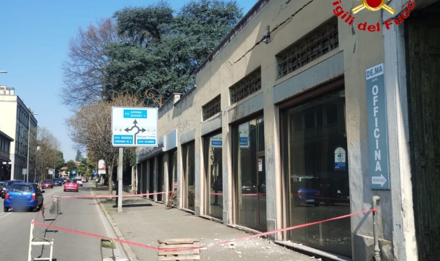 Piovono calcinacci su corso Sempione: pericolo scampato