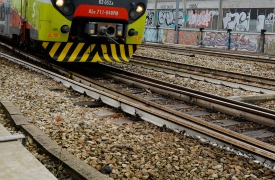 Salta da un binario all’altro: tensione e ritardi