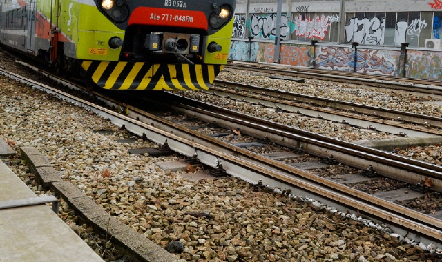 Salta da un binario all’altro: tensione e ritardi