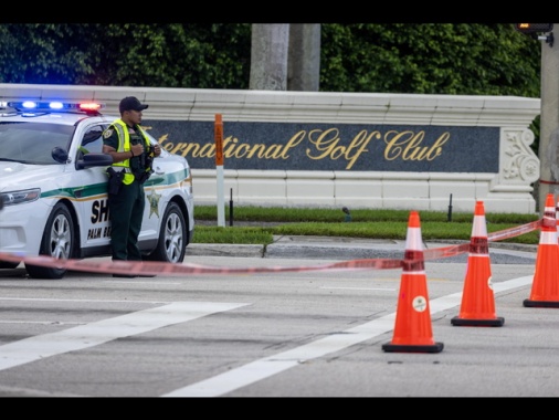Trump continua a giocare a golf nonostante il terremoto dei dazi