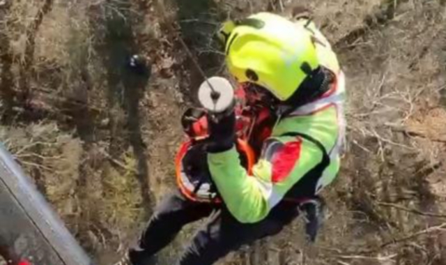 Si perde nei boschi, soccorsa in elicottero