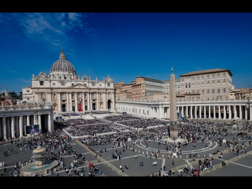 Il Papa, 'basta aggressioni a medici, s'investa nella sanità'