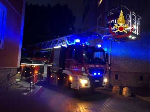 Auto a fuoco nel Bergamasco, dentro un corpo carbonizzato