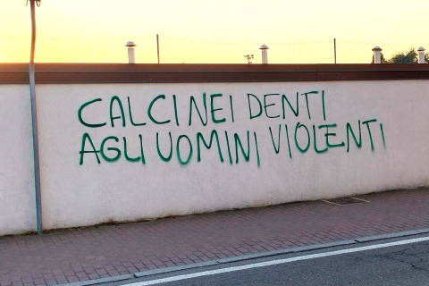 Saronno: scritta sul muro del centro giovanile