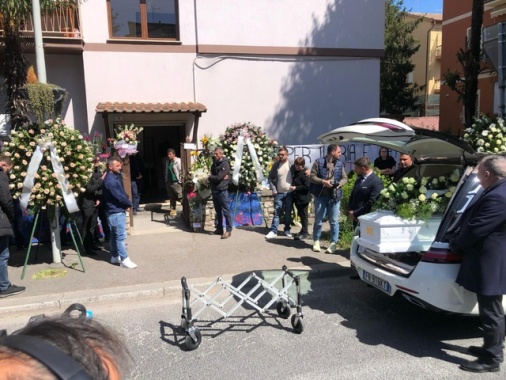 Il feretro di Ilaria Sula è arrivato nella sua casa di Terni