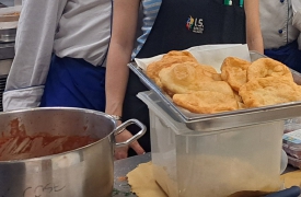 Nonni e nipoti insieme in cucina