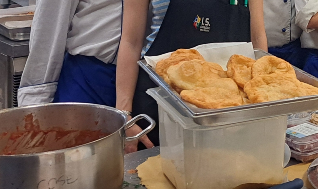 Nonni e nipoti insieme in cucina