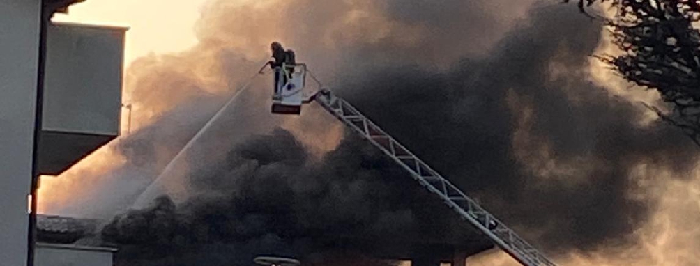 Palazzina a fuoco, evacuati i residenti