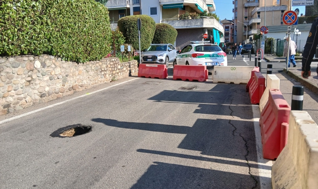 Sesto Calende, un altro cedimento nell'asfalto