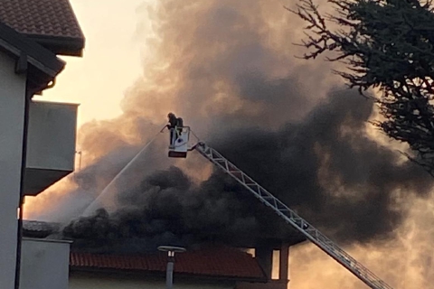 Palazzina a fuoco, notte fuori casa per 35 persone