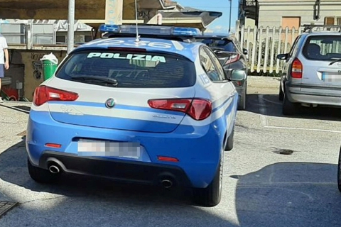 Poliziotti salvano la vita a una bimba di due anni