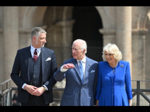 Carlo e Camilla al Colosseo, salutano la folla in attesa