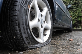 Squarcia le gomme di un’auto senza un perché: 60enne denunciato