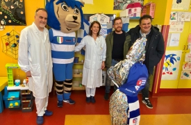 In Pediatria a Busto il maxi uovo solidale della Pro Patria