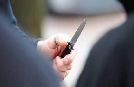 Cacciato di casa, minaccia la famiglia con un coltello