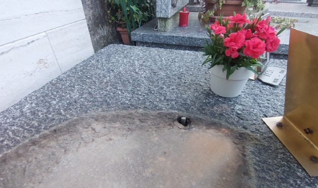 Ladri di bronzo al cimitero di Brenno Useria
