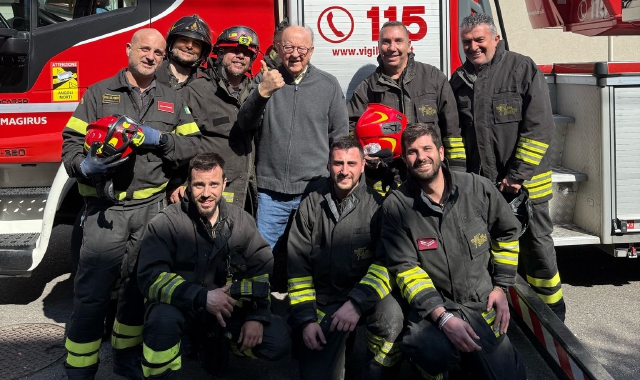 Massimo Boldi con una delle squadre dei vigili del fuoco intervenute per spegnere l’incendio