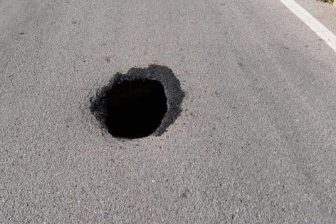 La strada che cede e la voragine “nascosta”