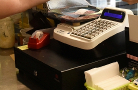 Gallarate, barista si ferisce per difendere l’incasso