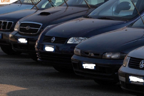 Acquistano auto usate con bonifici fasulli e le rivendono
