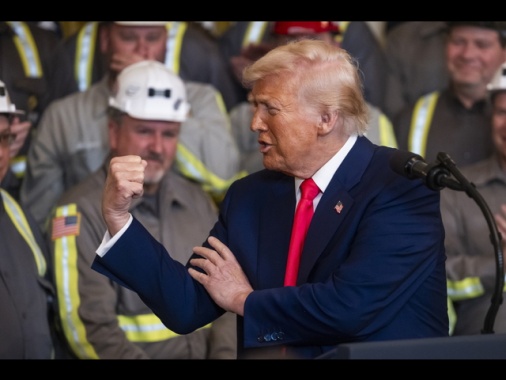Trump, 'tutti mi chiamano per baciarmi il c...'
