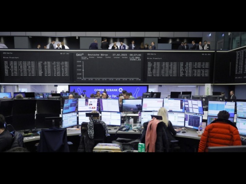 Borsa: l'Europa riduce i cali, bene le auto con Volkswagen