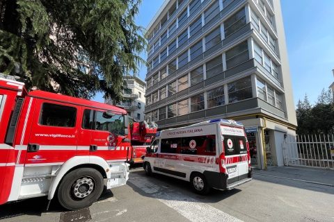 Cade dal sesto piano e muore: tragedia a Varese