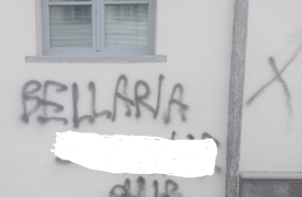 Scritte sui muri del Comune contro il sindaco di Somma