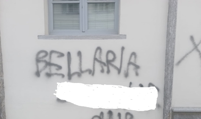 Scritte sui muri del Comune contro il sindaco di Somma