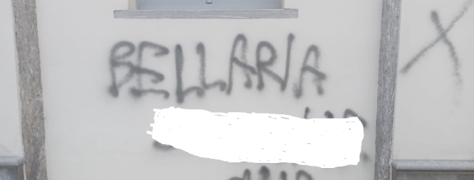 Scritte sui muri del Comune contro il sindaco di Somma