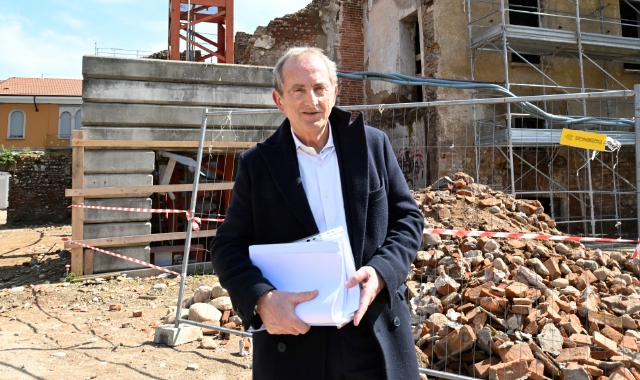 Il sindaco Antonelli durante il sopralluogo nel cantiere del Conventino a fine marzo (foto Blitz)