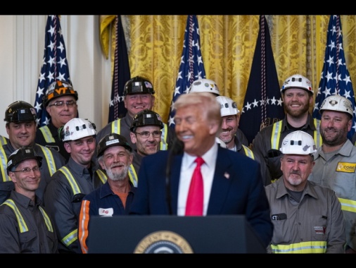Trump, trasferite le vostre aziende in Usa, zero dazi