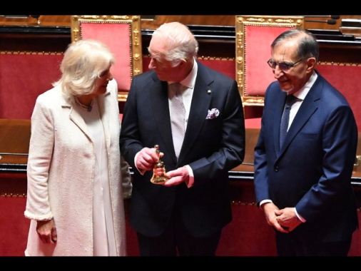 Al via con gli inni nazionali la cerimonia con i reali in Aula
