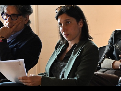 Pd sui dazi, sconcertante Meloni con cappello in mano da Trump
