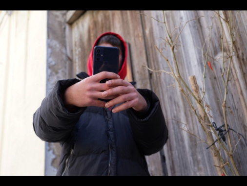 Save the Children, 1 bambino su 3 usa cellulare tutti i giorni