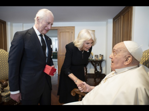 Il Papa con Carlo e Camilla, sorridente e senza ossigeno