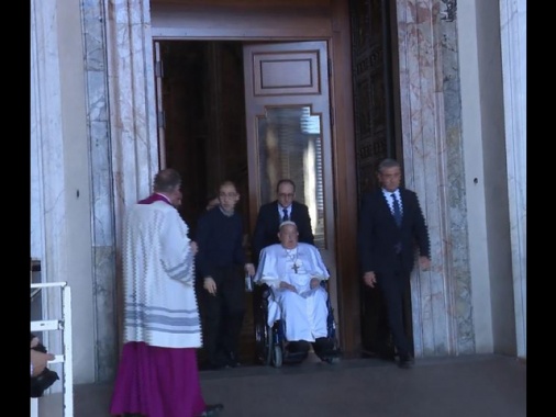 Il Papa a sorpresa nella basilica di San Pietro