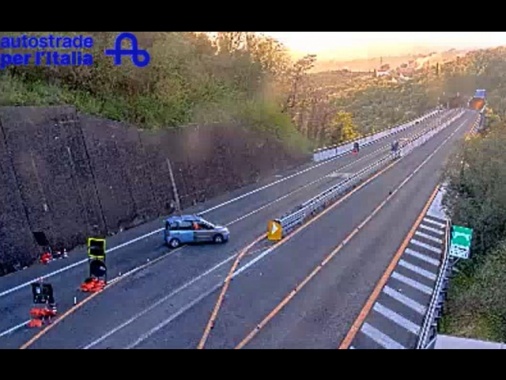 ++ Tir a fuoco in galleria, Liguria tagliata a metà da 9 ore ++